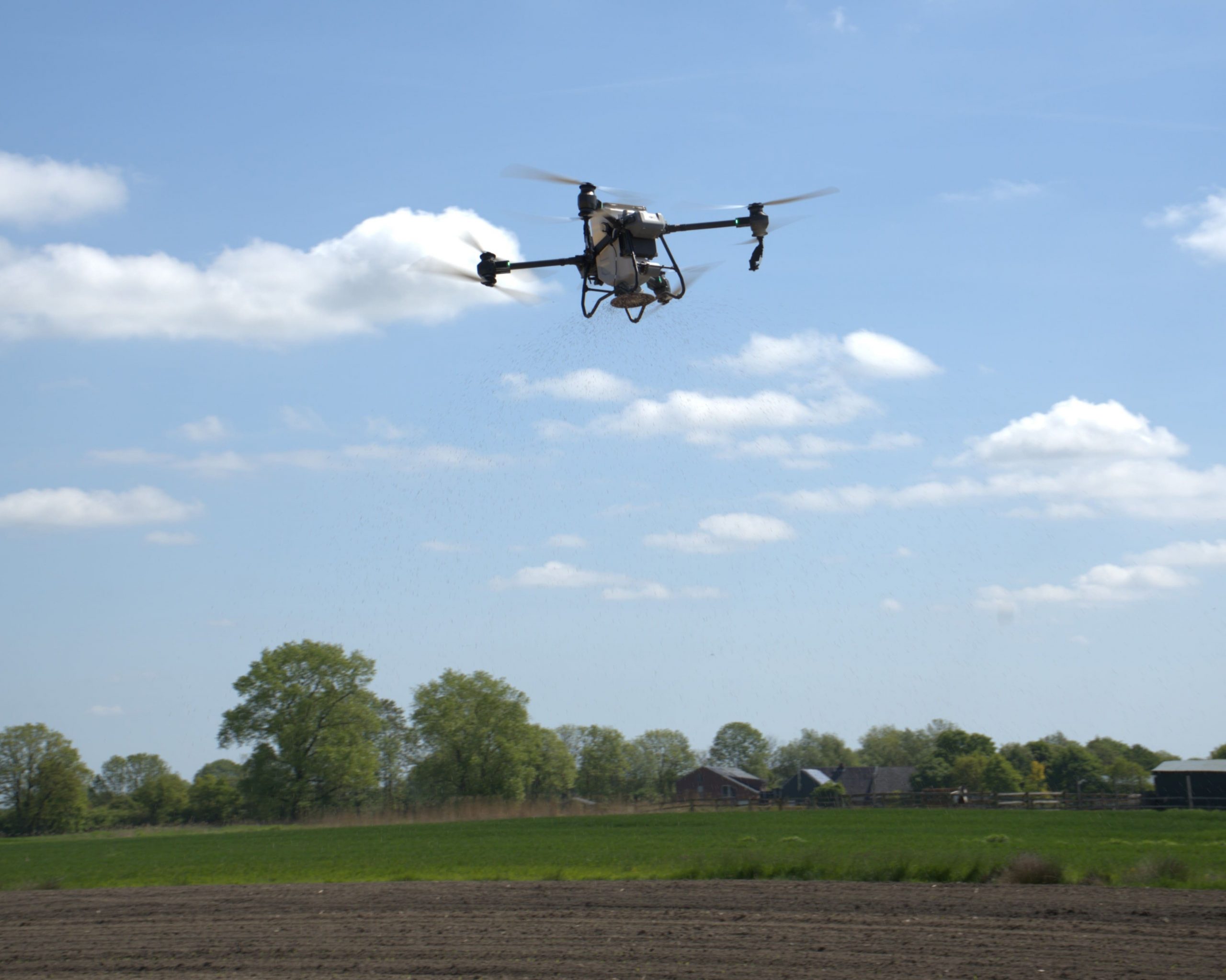 Dünger streuen - Präzise und gleichmäßige Ausbringung von mineralischen Düngern, unabhängig von der Befahrbarkeit und termingerecht.