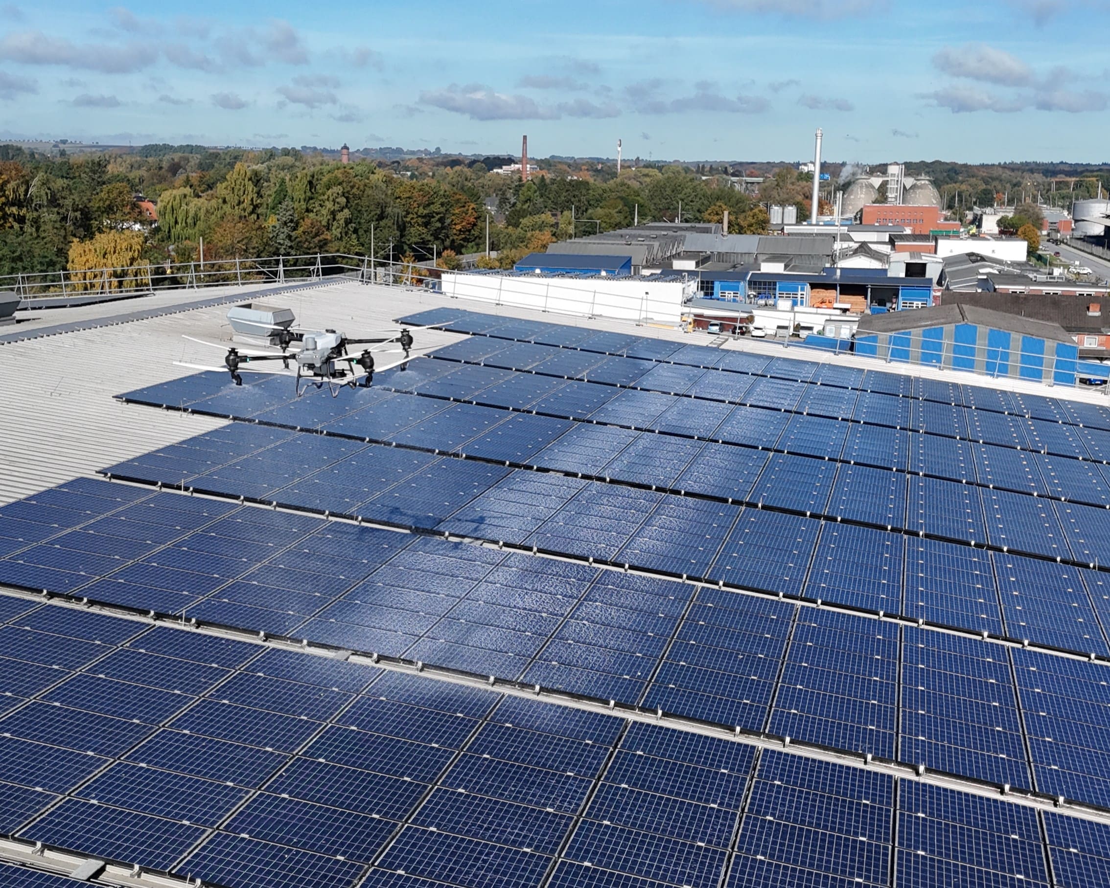 Ausbringung von Reinigungsmitteln - Gezielte Applikation von Reinigungsmitteln auf PV-Anlagen, Dächern und schwer zugänglichen Flächen.