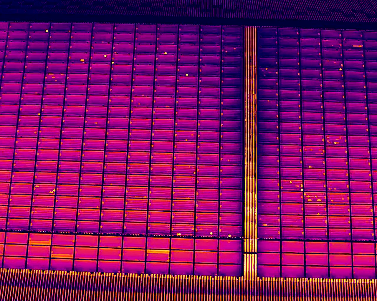 Thermografische Inspektion von Photovoltaikanlagen zur frühzeitigen Erkennung von Hotspots, Modulausfällen und Leistungsverlusten.